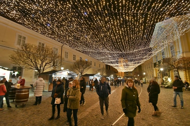 A Városház tér új díszvilágítása is felragyogott Fehérváron