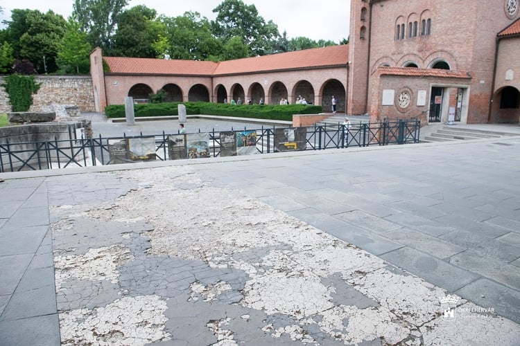 Kezdődik a Koronázó tér és a Városháza díszudvarának felújítása Székesfehérváron