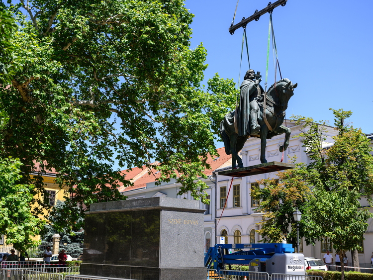 Megújult Szent István székesfehérvári lovasszobra