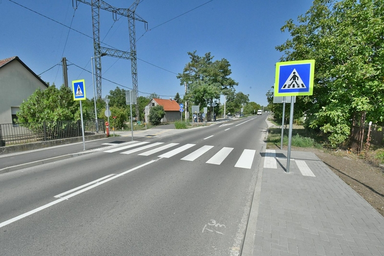 Új gyalogátkelő és két buszmegálló épült a biztonságos közlekedésért Székesfehérváron