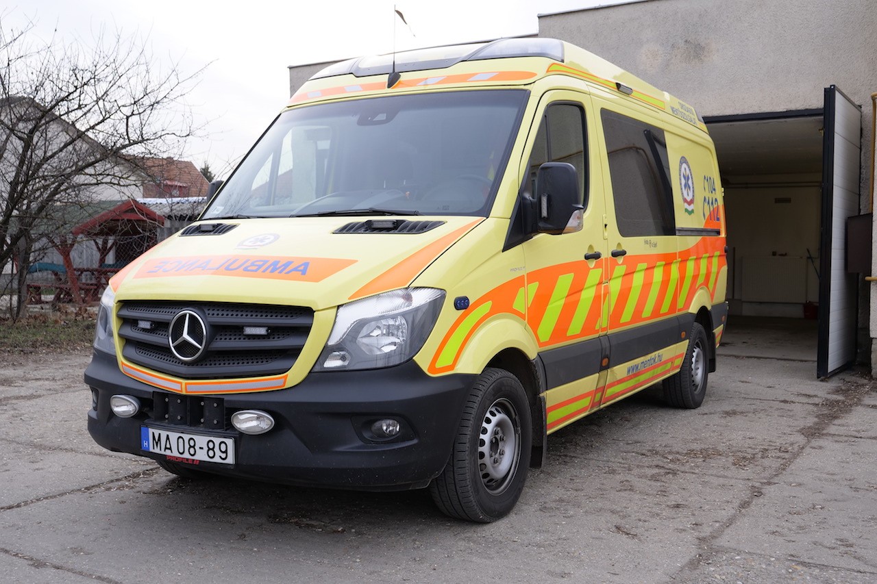 Új mentőautó segíti Martfű Mentőállomás dolgozóinak munkáját