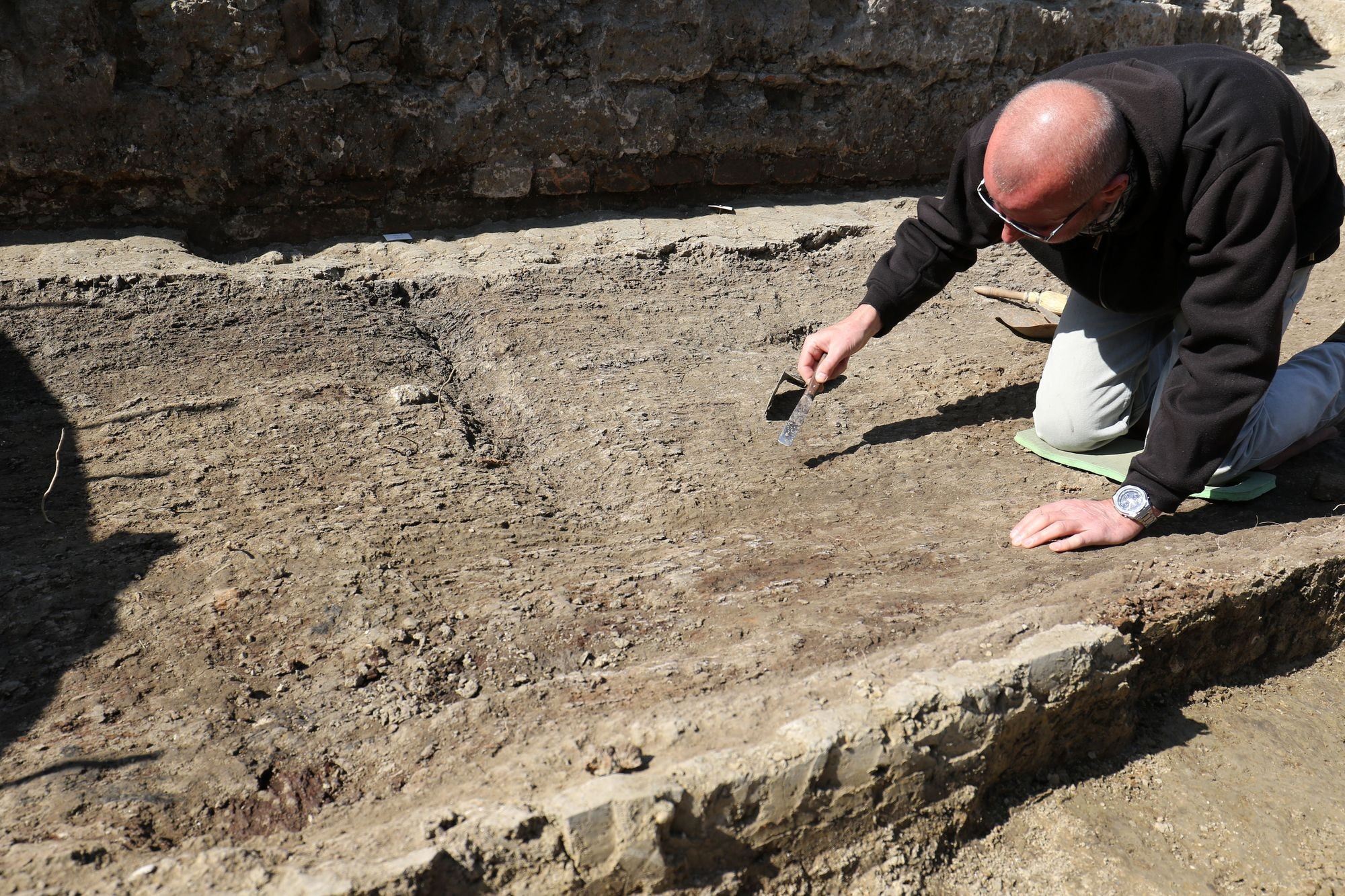 16. századi fa padlózatra bukkantak a Szolnoki Művésztelepen zajló ásatáson