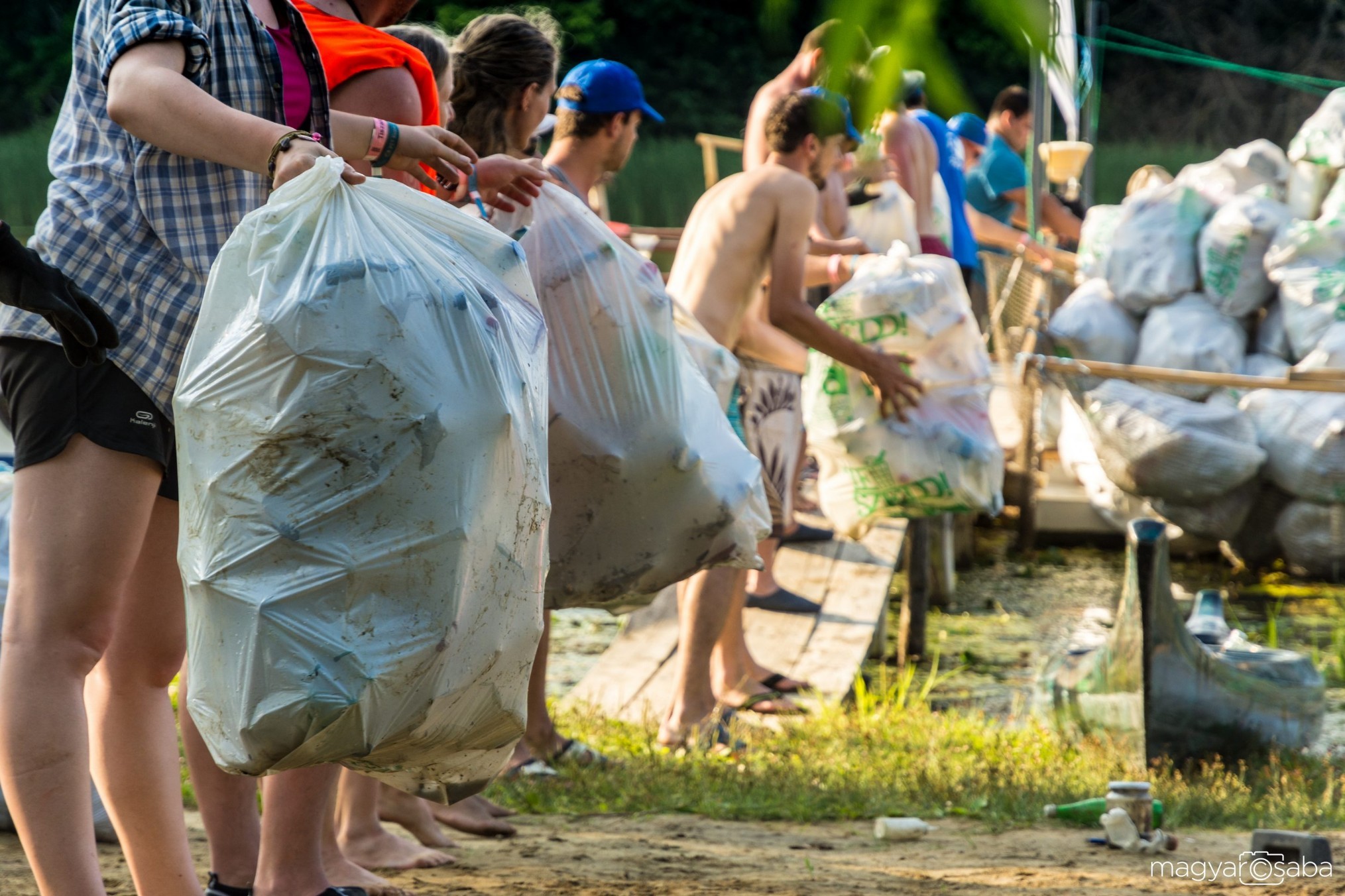 Mintegy három tonna hulladékot gyűjtöttek a Tisza-tavi PET Kupa résztvevői