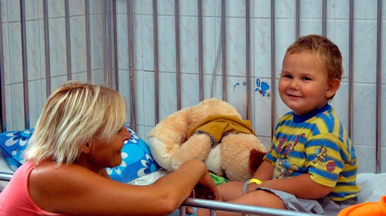 Szülői ágyakat kap harminckét kórház