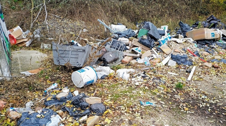 Egy év alatt több mint 2255 tonna illegális hulladékot szállíttatott el a MÁV