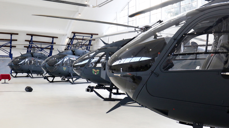 Átadták a honvédség új helikoptereit Szolnokon