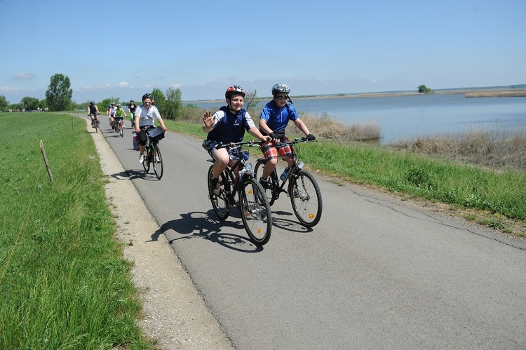 49 ezren kerekeztek tavaly a Tisza-tó körül