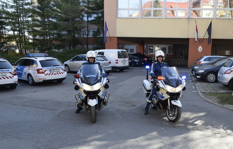 Motoros rendőrök is vigyázzák a közlekedés biztonságát Jász-Nagykun-Szolnok megye közútjain