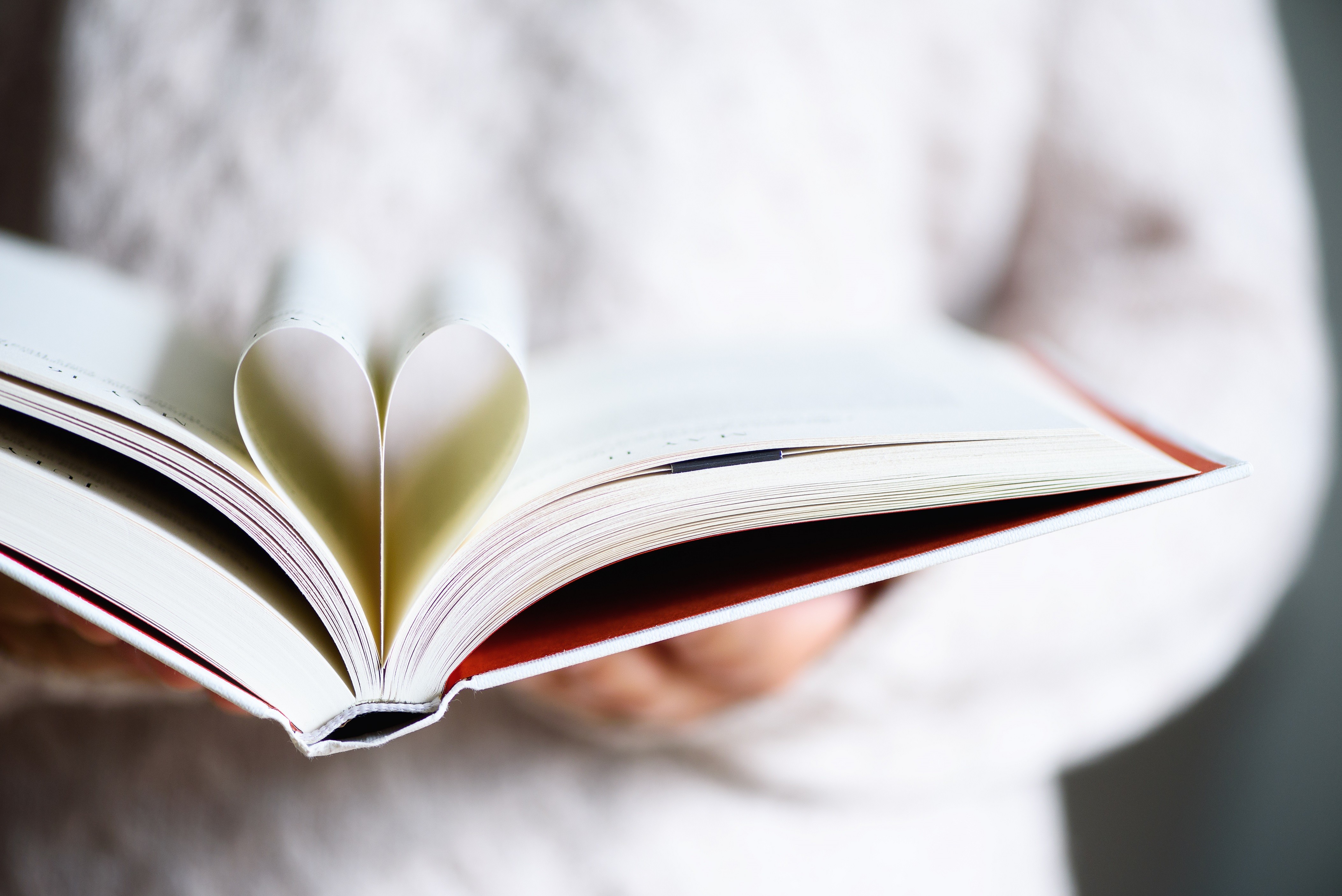 Читать открытую страницу. Книга в руках. Книга сердце. Сердце из страниц книги. Страницы в книге сердечком.