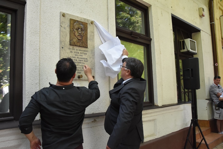 Felavatták dr. Elek István emléktábláját Szapáry úti lakóházánál