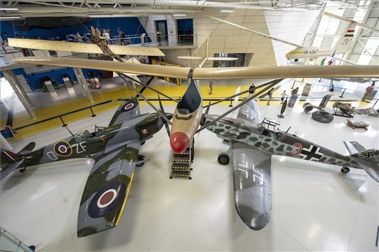 A II. világháborúban egymás ellen harcoló két vadászrepülőgép-típus a RepTár Szolnoki Repülőmúzeumban 