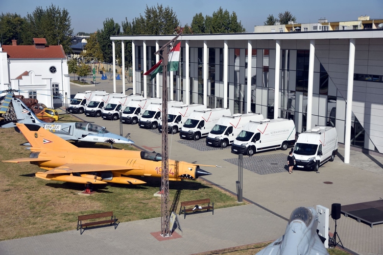 Tíz új kormányablakbuszt adtak át Szolnokon