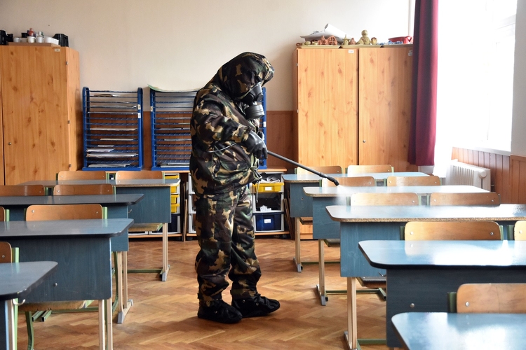Koronavírus - Szolnoki általános iskolát fertőtlenít a honvédség
