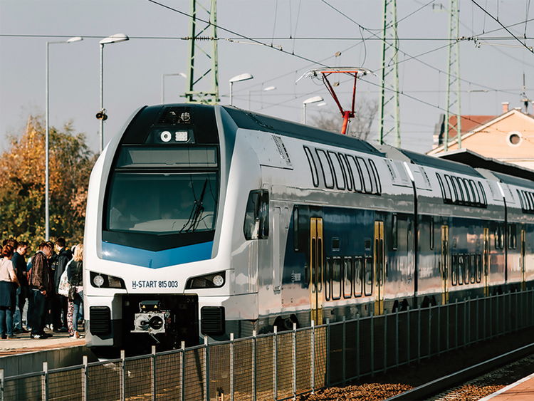MÁV: a Budapest-Újszász-Szolnok vonalon forgalomba állt az első, emeletes KISS-motorvonat