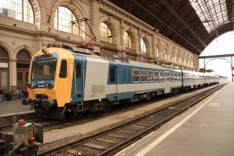 Késnek a vonatok a Budapest-Újszász-Szolnok vonalon