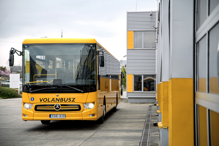 Folytatódik a Volánbusz-flotta korszerűsítése: Szolnok megyében is 2 új autóbusz áll a forgalomba