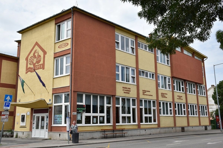 Szakképző iskola sportcsarnokát adtak át Szolnokon