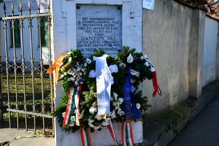 Megemlékezést tartottak Szolnokon a hősi halált halt főhadnagyra