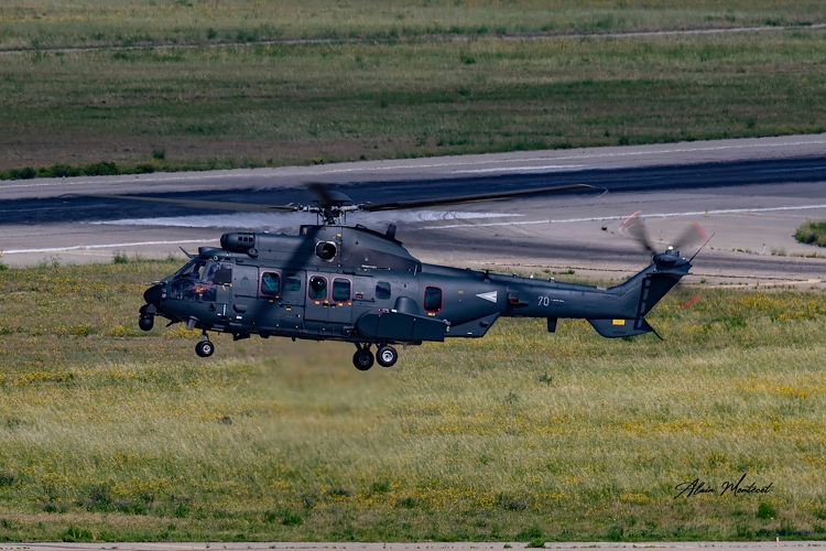 Megérkezett a honvédség első két Airbus H225M típusú helikoptere Szolnokra