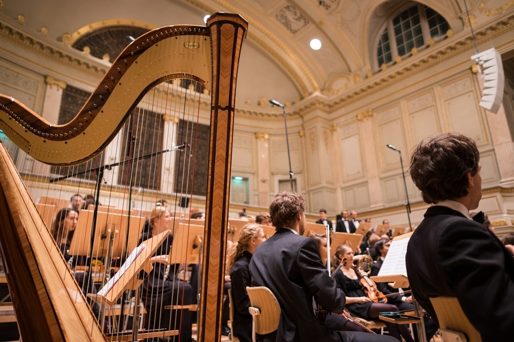 A helyi szimfonikus zenekar több koncertet ad Szolnokon