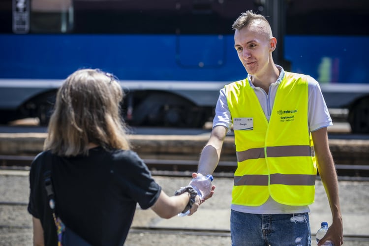 Hőségriadó - Székesfehérváron is vizet osztanak az autóbusz-állomásokon