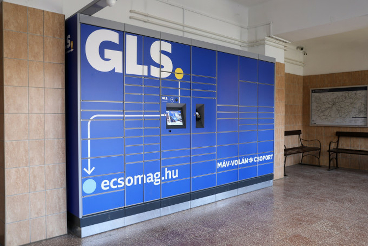 Már a szolnoki vasútállomáson is igénybe vehetik a GLS-automaták szolgáltatásait az utasok