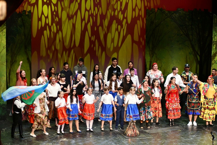 A roma kultúrát ünnepelték a Szolnoki Szigligeti Színházban
