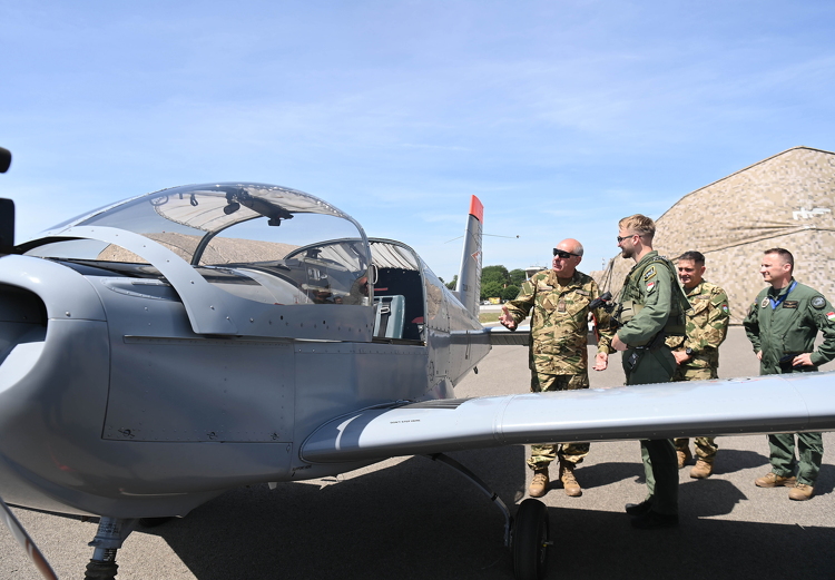 Sulyok Tamás a Magyar Honvédség szolnoki helikopterbázisára látogatott