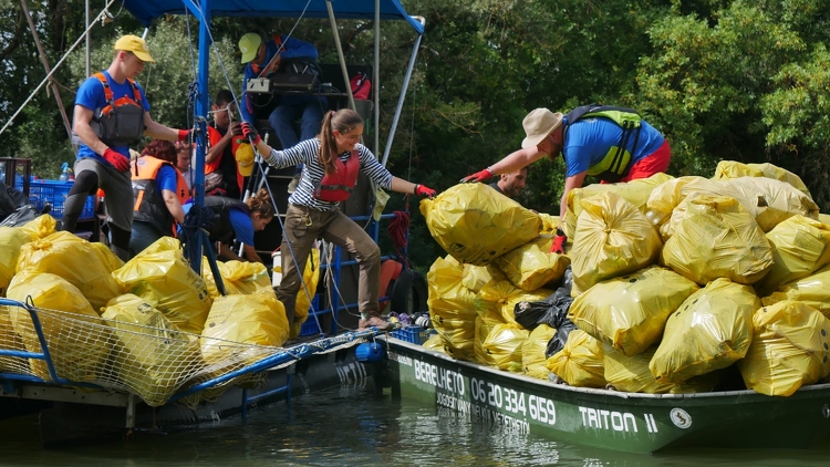 Akcióban a petkalózok - Ismét nekilátnak a Tisza-tó megtisztításának