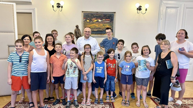 Gyermekek vették birtokba a szolnoki városházát