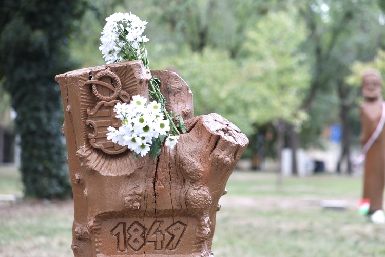Ünnepi megemlékezést tartottak az aradi vértanúk tiszteletére Szolnokon