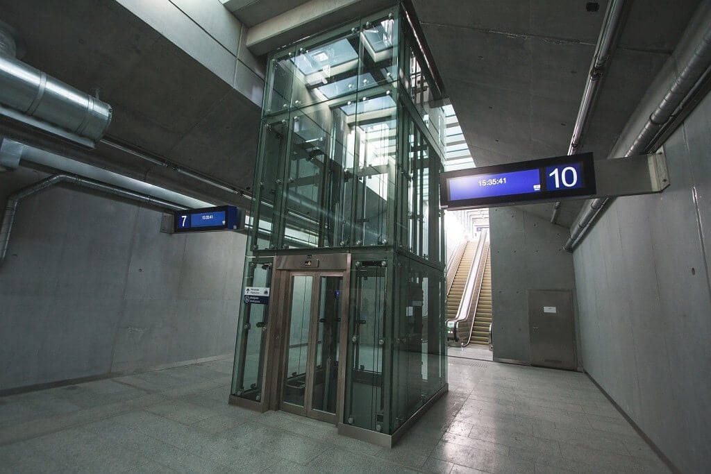 Hármas metró: tíz állomáson építenek be liftet