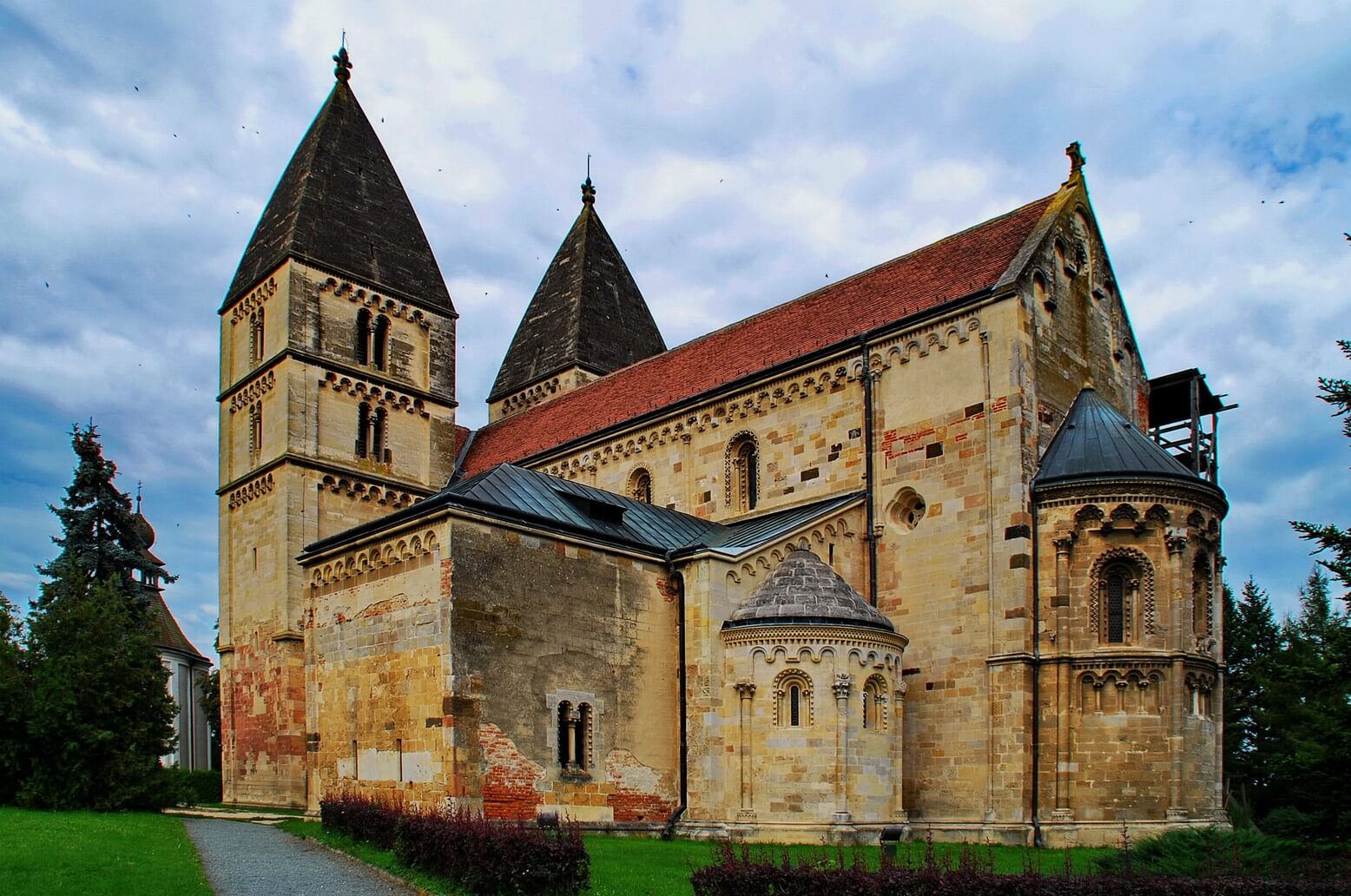 Teljesen felújítják az Árpád-kori jáki templomot