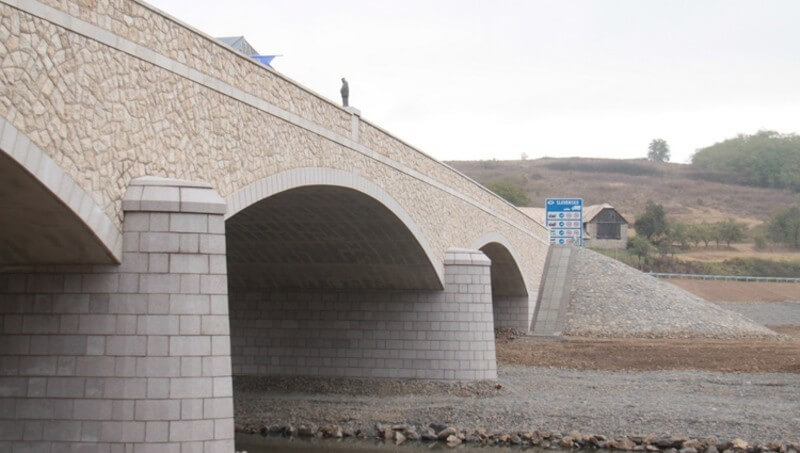 A jeges ár által elsodort hidat építenek újjá az Ipolyon