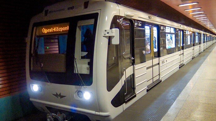 Már az utasforgalmi tereket burkolják a 3-as metró új állomásain