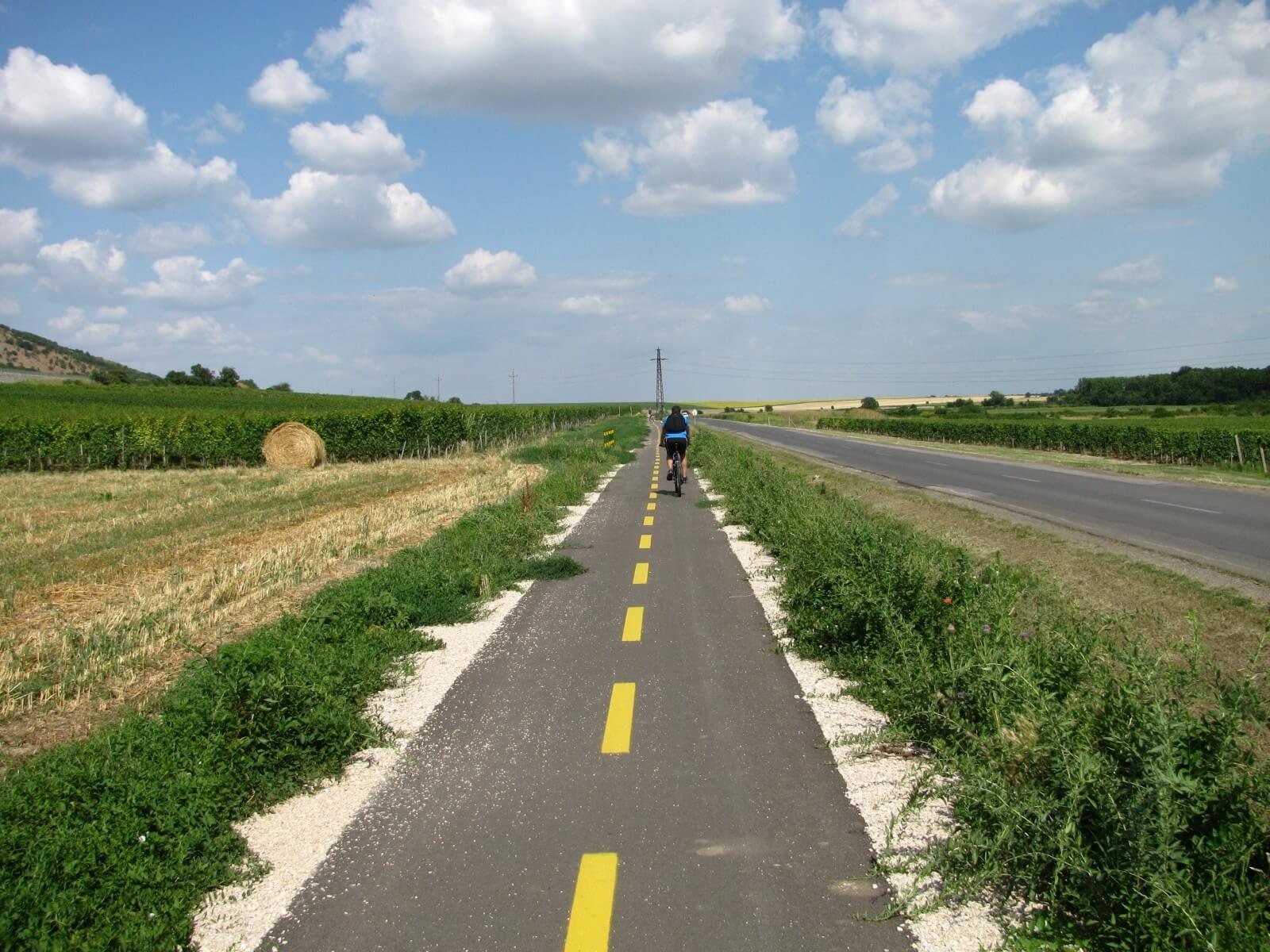 Közel 20 kilométeres kerékpárút épülhet Győr és Pannonhalma között