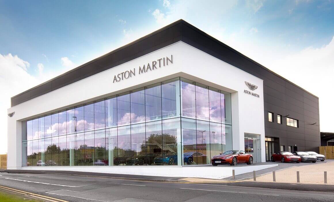 Aston Martin-szalon nyílik az M3-as mellett