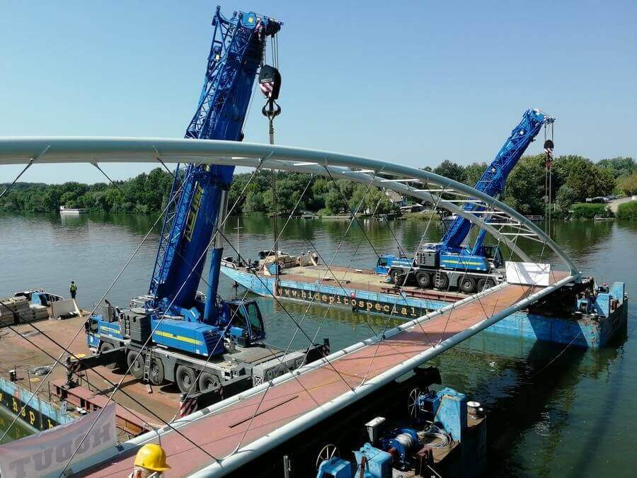 Negyven méteres bárkákról emelik be az új Tisza-híd elemeit