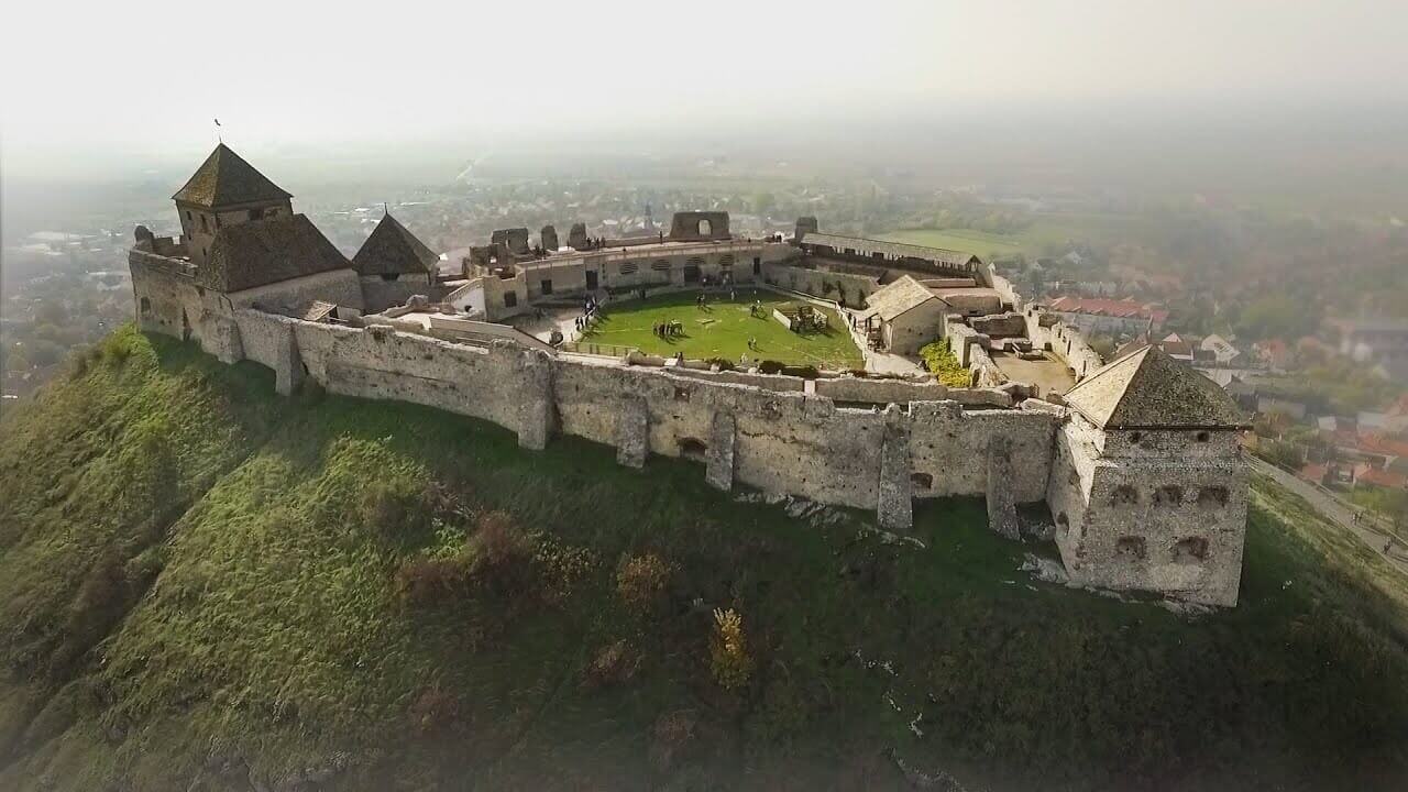 Folytatódik a Balaton-felvidék egyik legszebb várának újjászületése