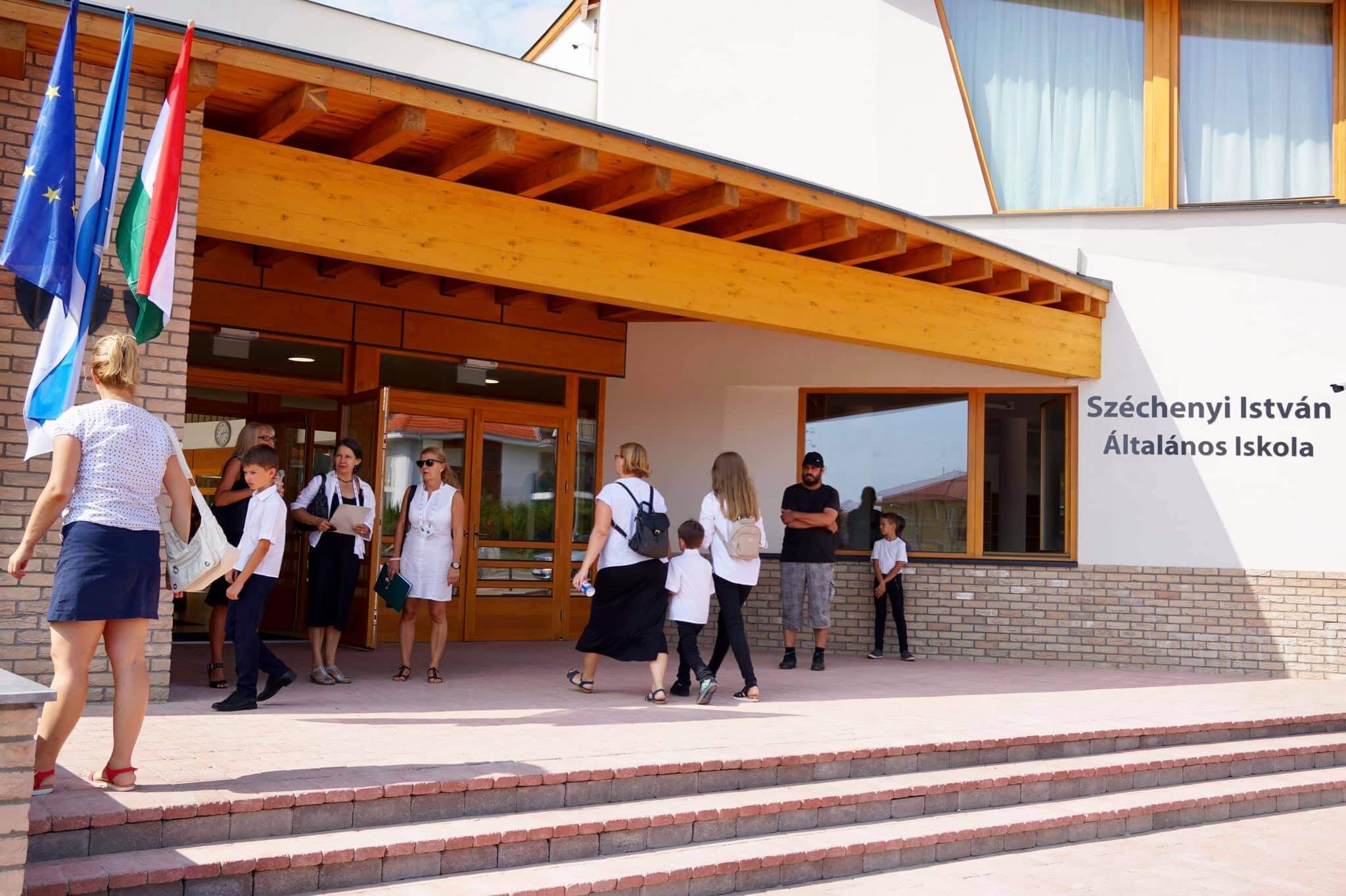 Már üzemel Budakeszi új iskolája - fotók