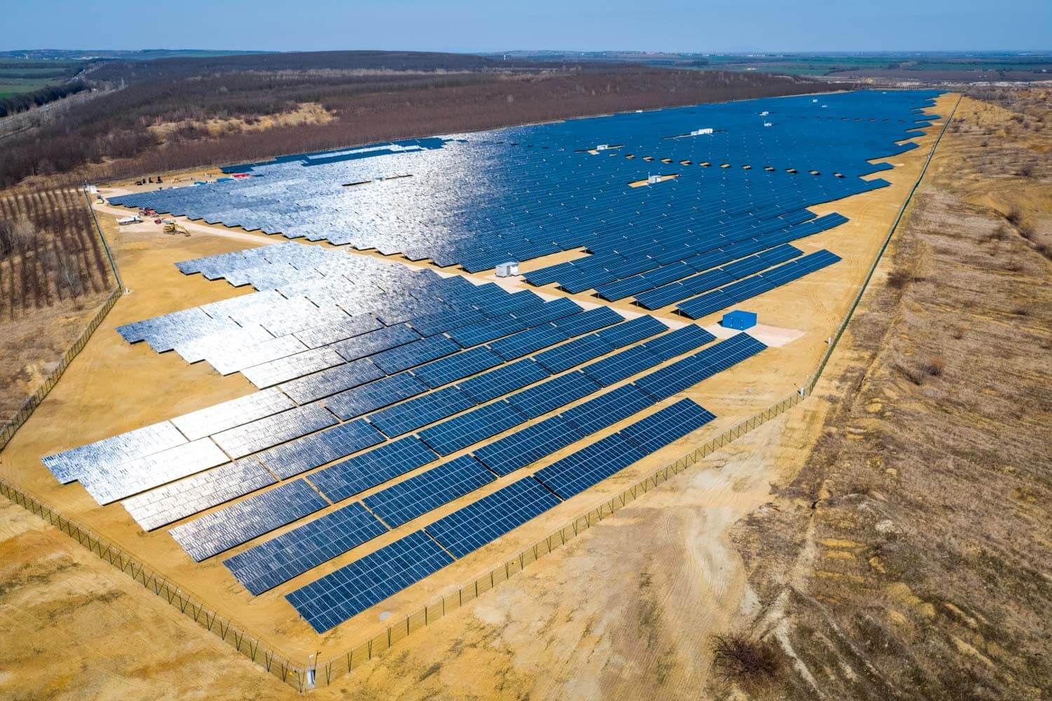 9000 háztartás áramellátását fedezik a Mol napelemparkjai