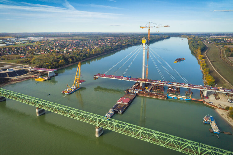 Impozánsan emelkedik a Duna felett a komáromi híd - galéria