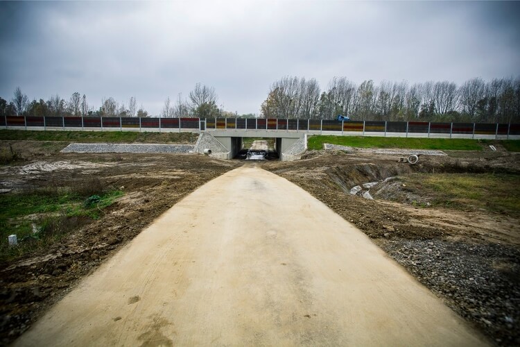 Az M70-es út építkezésében adtak át új árvízvédelmi rendszert 
