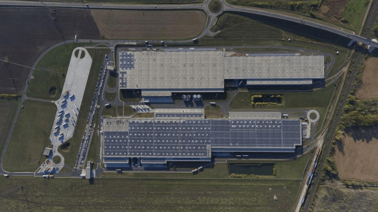 Befejezés előtt Európa legnagyobb, épületen kialakított napelemparkja a győri Audinál