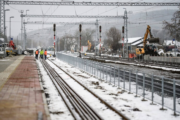 Újabb szakaszt újítottak fel a Budapest-Hatvan vasútvonalon