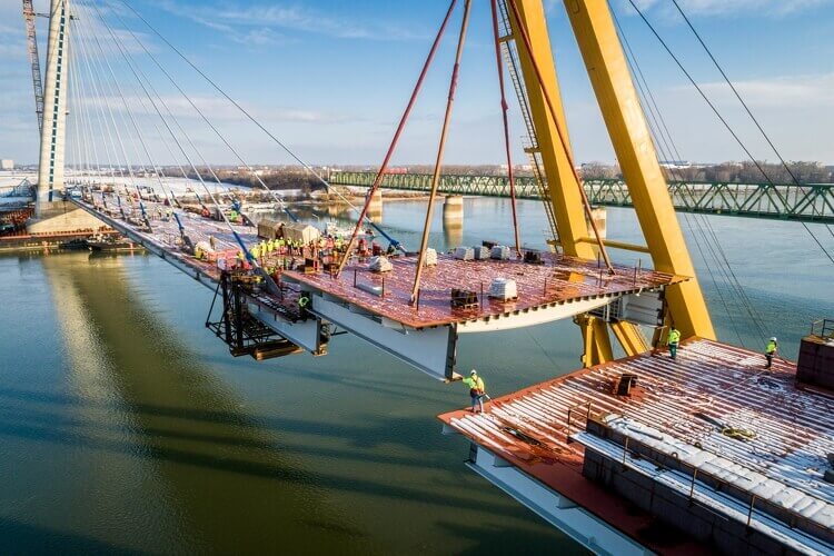 Összeért a Duna felett az új komáromi híd