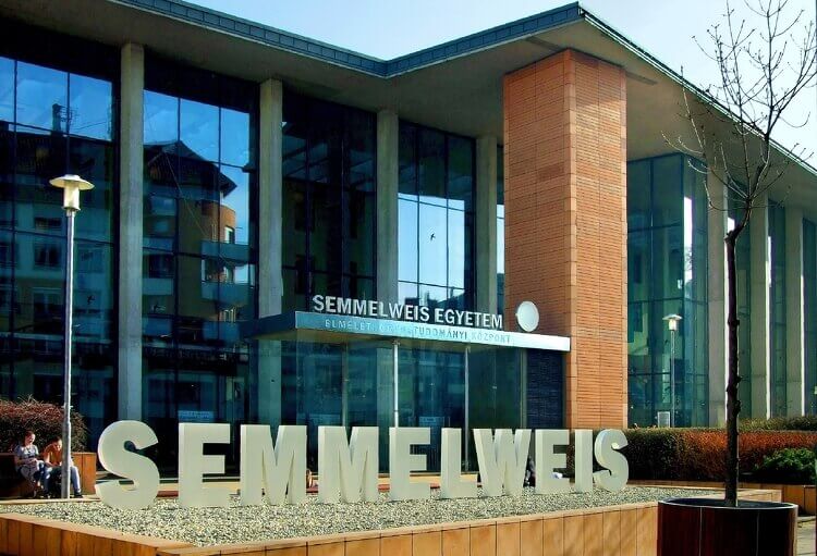 A Semmelweis Egyetem féltucatnyi klinikája újul meg