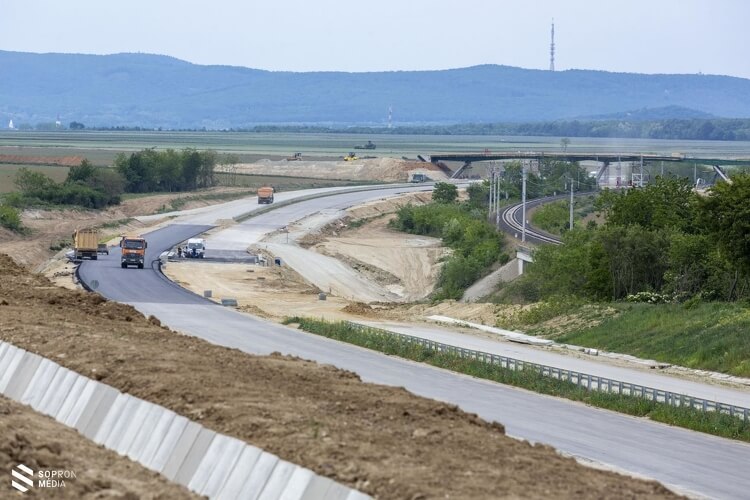 Látványosan halad a Sopront az országos gyorsforgalmi hálózatba bekötő útépítés