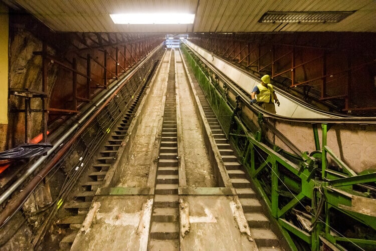 Három évtized porától szabadítják meg az M3-as metróállomások mennyezetét – galéria