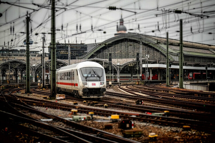 Hamarosan befejeződik a Nyugati pályaudvar előtti vasútvonal felújítása